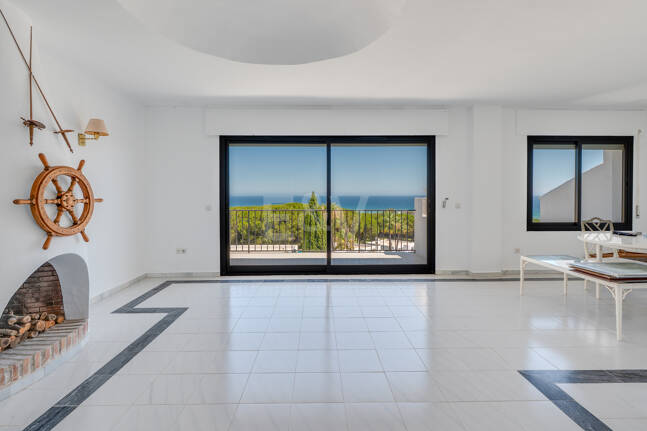 Great Investment Opportunity ! Townhouse with Unobstructed Sea Views