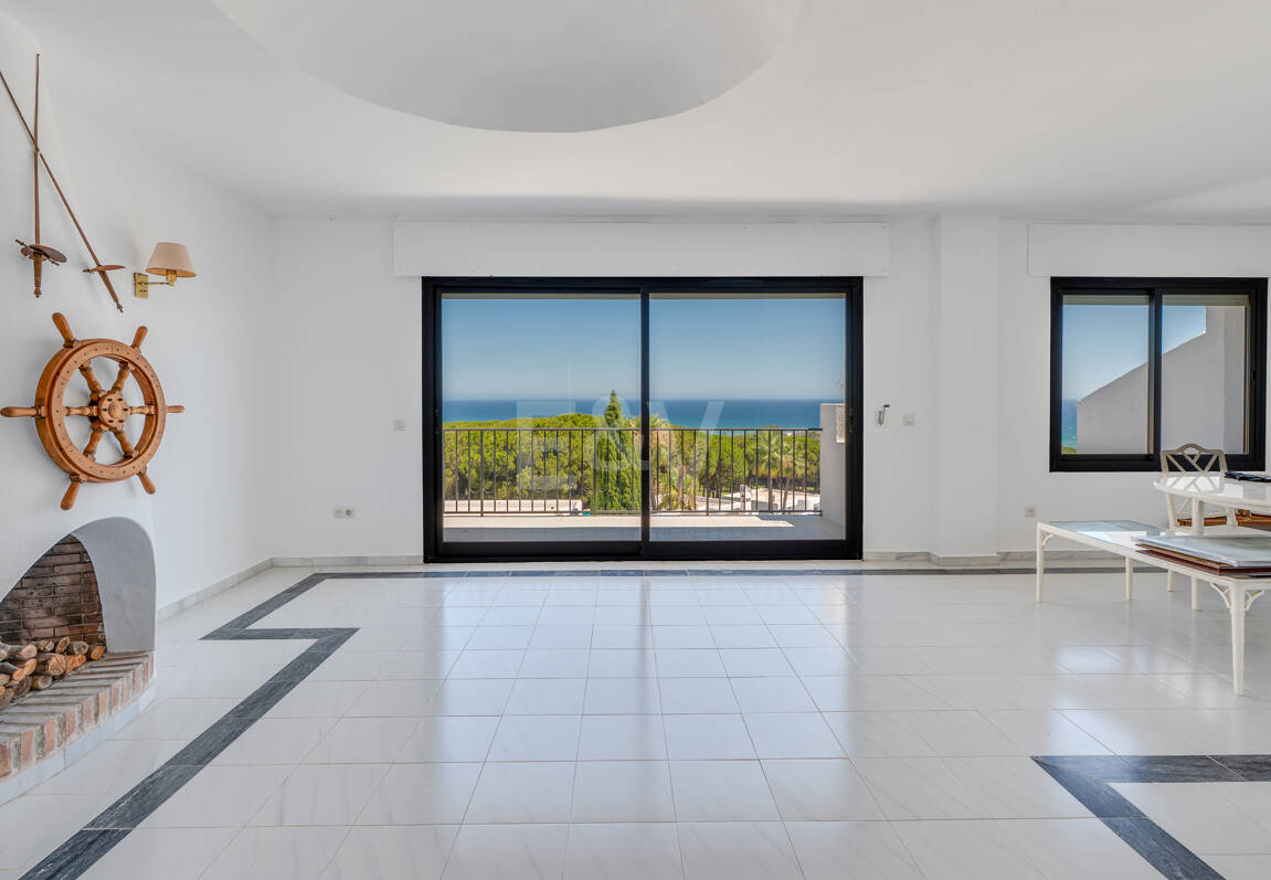 Great Investment Opportunity ! Townhouse with Unobstructed Sea Views