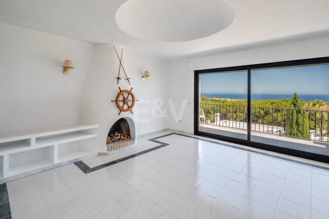 Great Investment Opportunity ! Townhouse with Unobstructed Sea Views