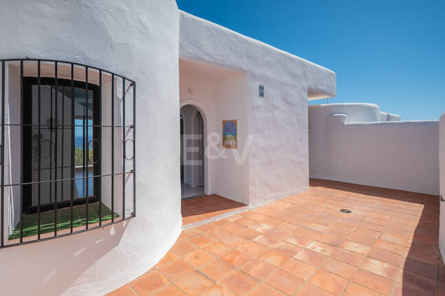 Great Investment Opportunity ! Townhouse with Unobstructed Sea Views