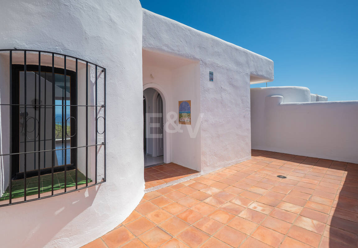 Great Investment Opportunity ! Townhouse with Unobstructed Sea Views