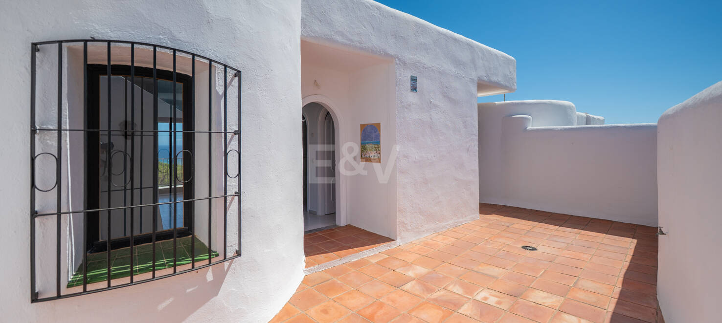 Great Investment Opportunity ! Townhouse with Unobstructed Sea Views