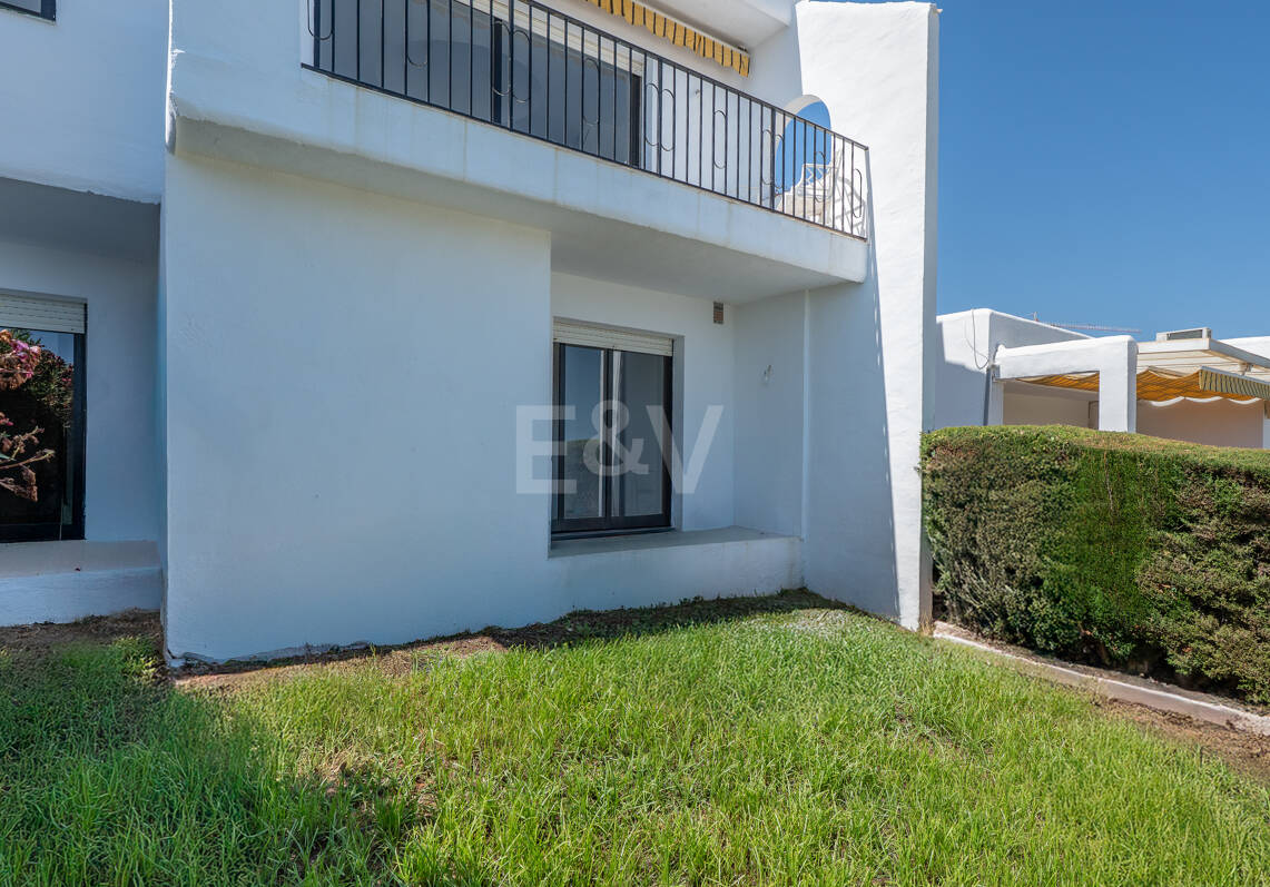 Stor investeringsmöjlighet! Townhouse med Unobstructed Sea Views