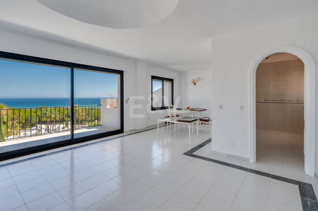 Great Investment Opportunity ! Townhouse with Unobstructed Sea Views