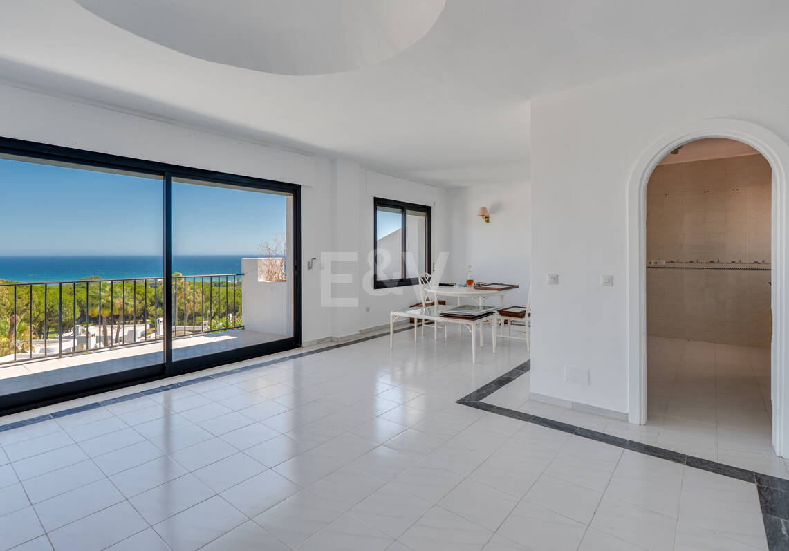 Stor investeringsmöjlighet! Townhouse med Unobstructed Sea Views