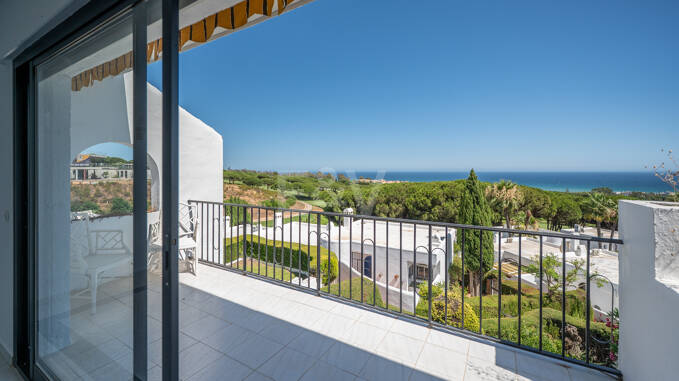 ¡Gran oportunidad de inversión! Casa adosada con vistas al mar despejadas