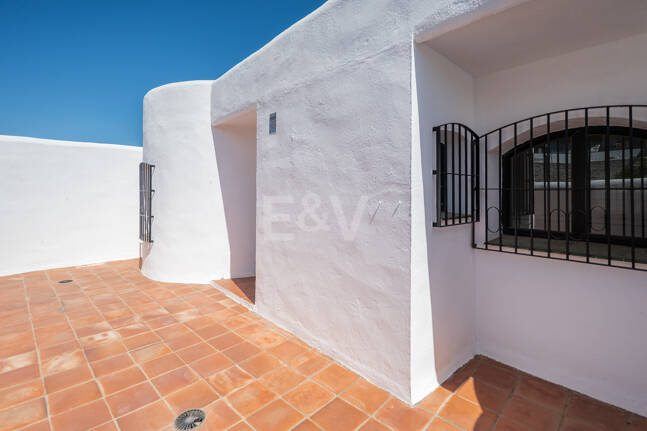 Great Investment Opportunity ! Townhouse with Unobstructed Sea Views