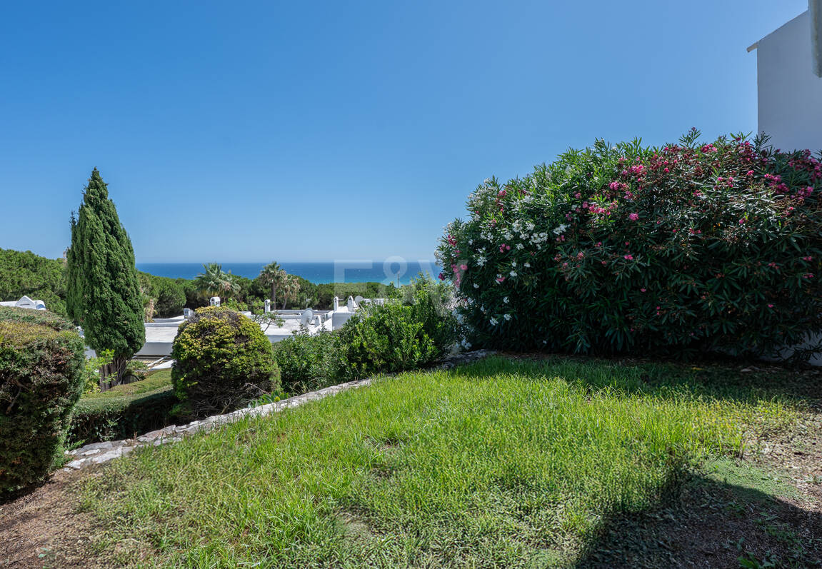 Great Investment Opportunity ! Townhouse with Unobstructed Sea Views