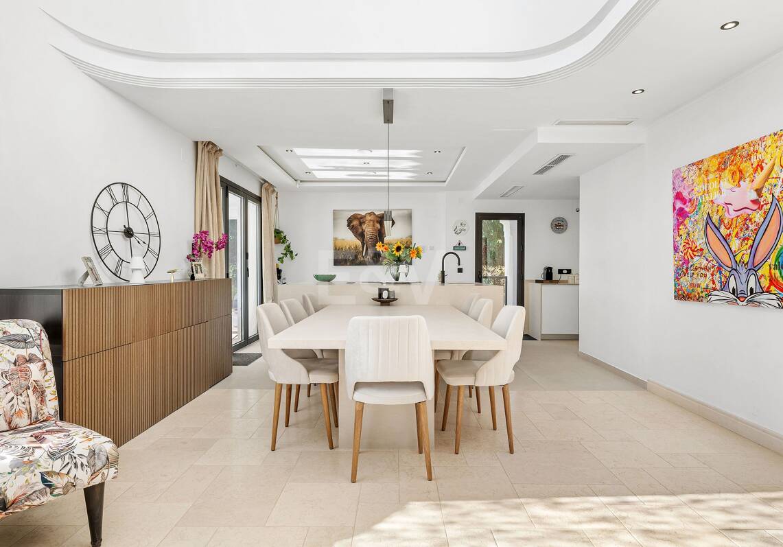 Exclusive villa overlooking Los Naranjos Golf Course