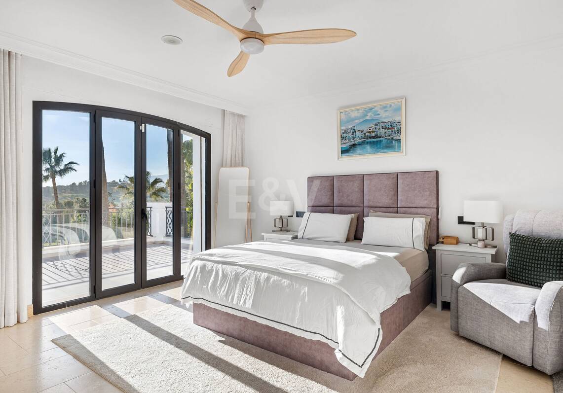 Exclusive villa overlooking Los Naranjos Golf Course