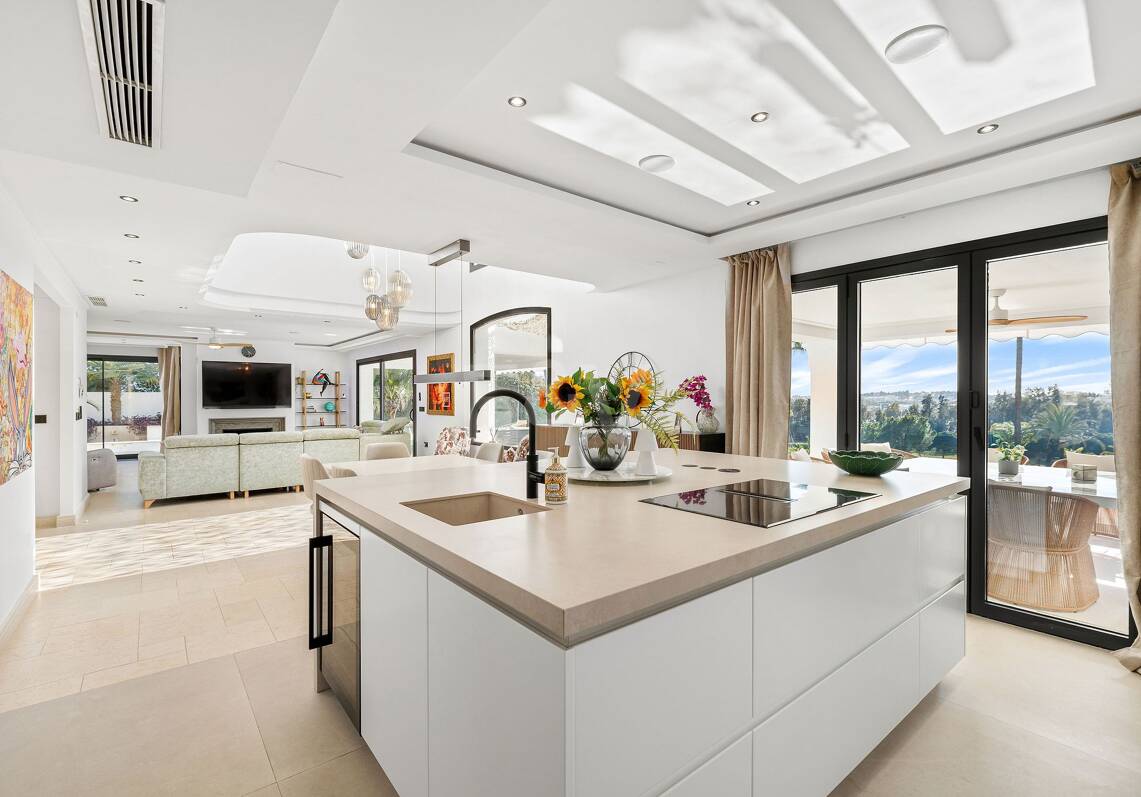 Exclusive villa overlooking Los Naranjos Golf Course