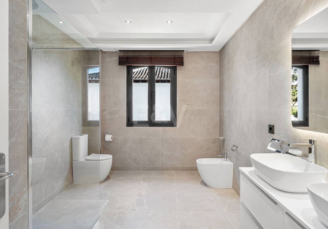 Exclusive villa overlooking Los Naranjos Golf Course