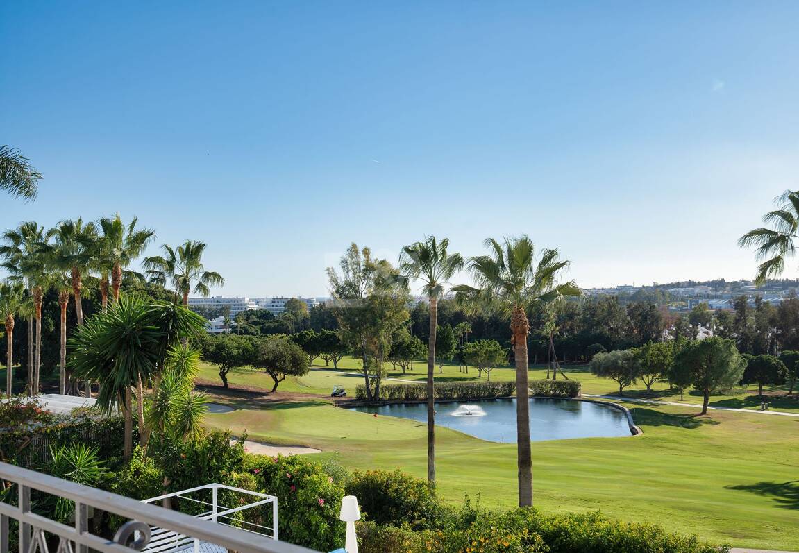 Exklusiv villa med utsikt över Los Naranjos Golfbana