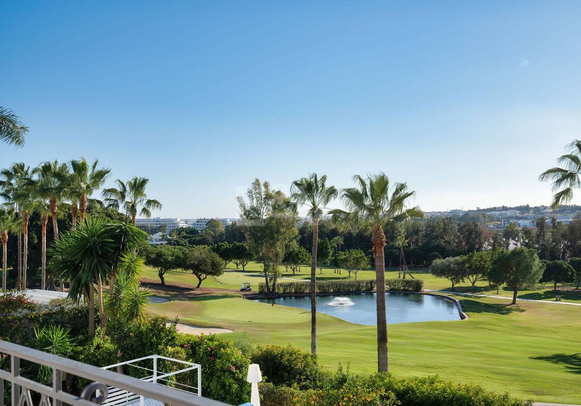 Exclusive villa overlooking Los Naranjos Golf Course