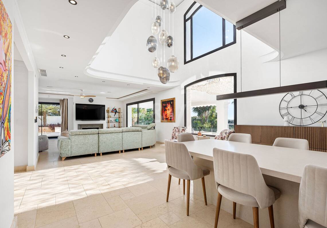 Exclusive villa overlooking Los Naranjos Golf Course
