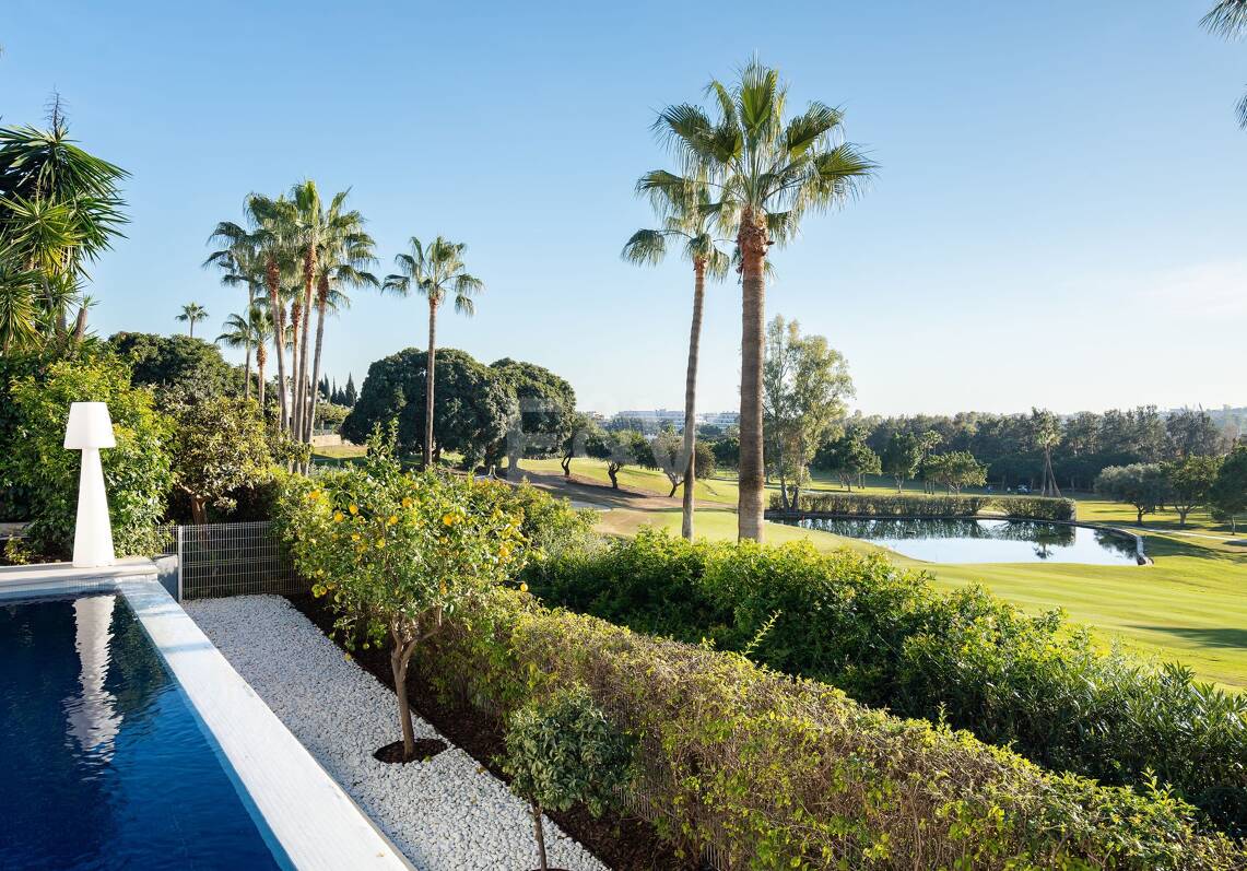 Exclusive villa overlooking Los Naranjos Golf Course