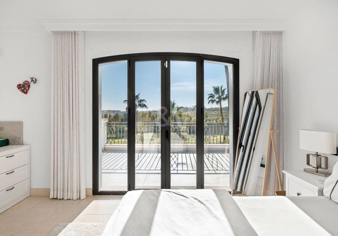 Exclusive villa overlooking Los Naranjos Golf Course
