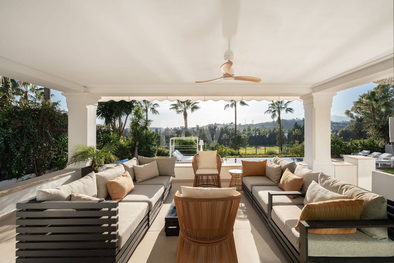 Exclusiva villa con vistas al campo de golf Los Naranjos