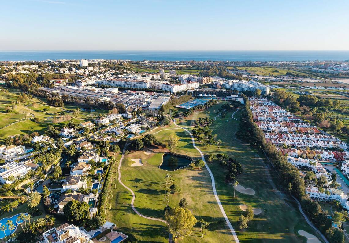 Exclusive villa overlooking Los Naranjos Golf Course