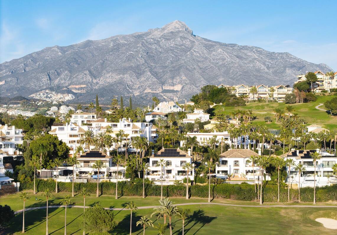 Exclusive villa overlooking Los Naranjos Golf Course