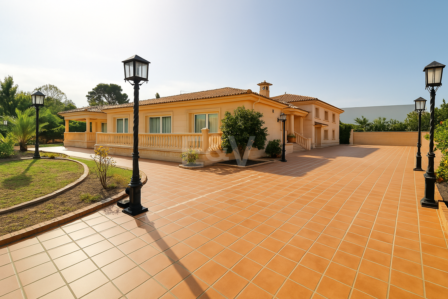 Large Estate Just 300 Meters from the Sea