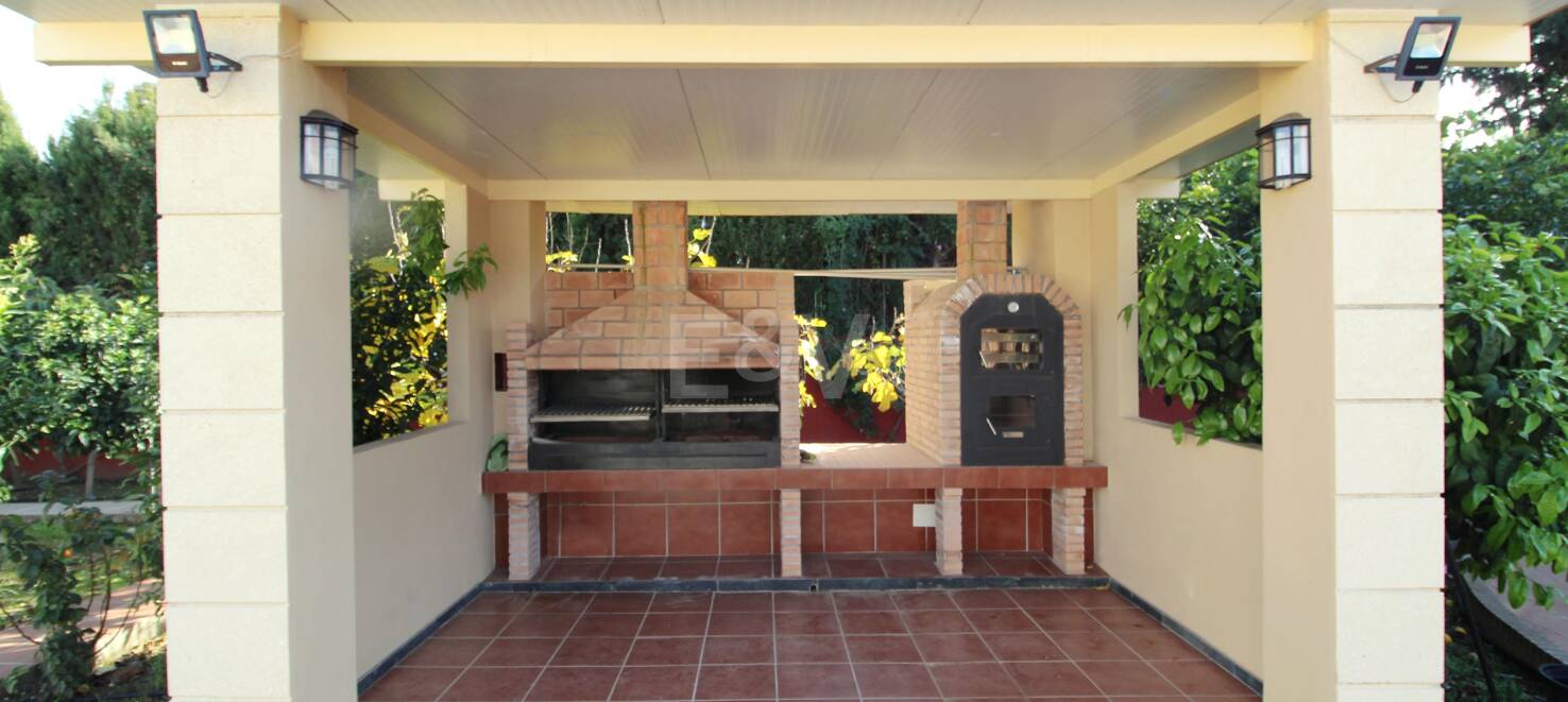 Large Estate Just 300 Meters from the Sea