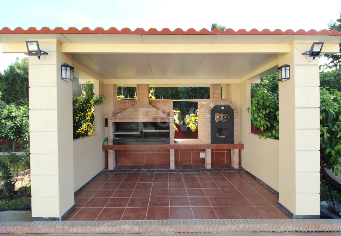 Large Estate Just 300 Meters from the Sea