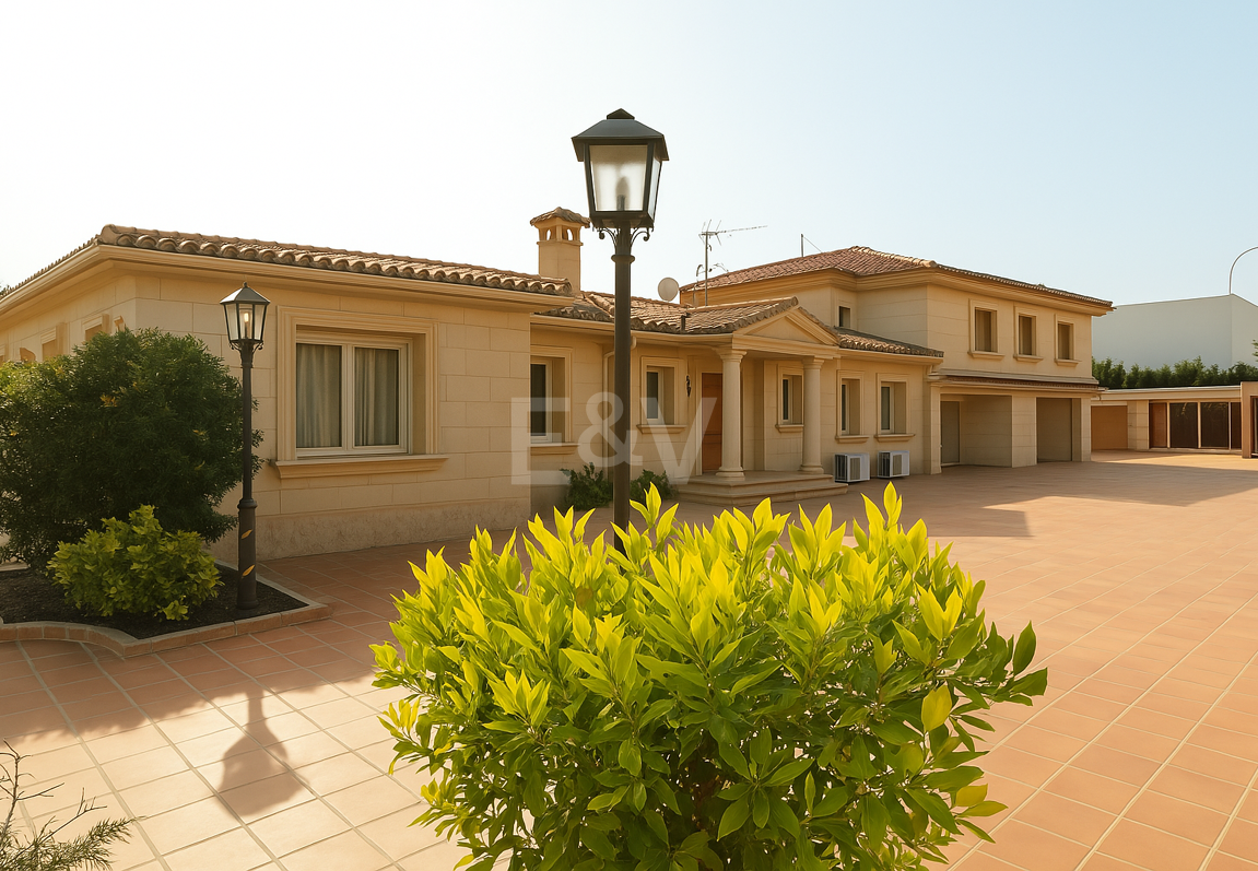 Large Estate Just 300 Meters from the Sea