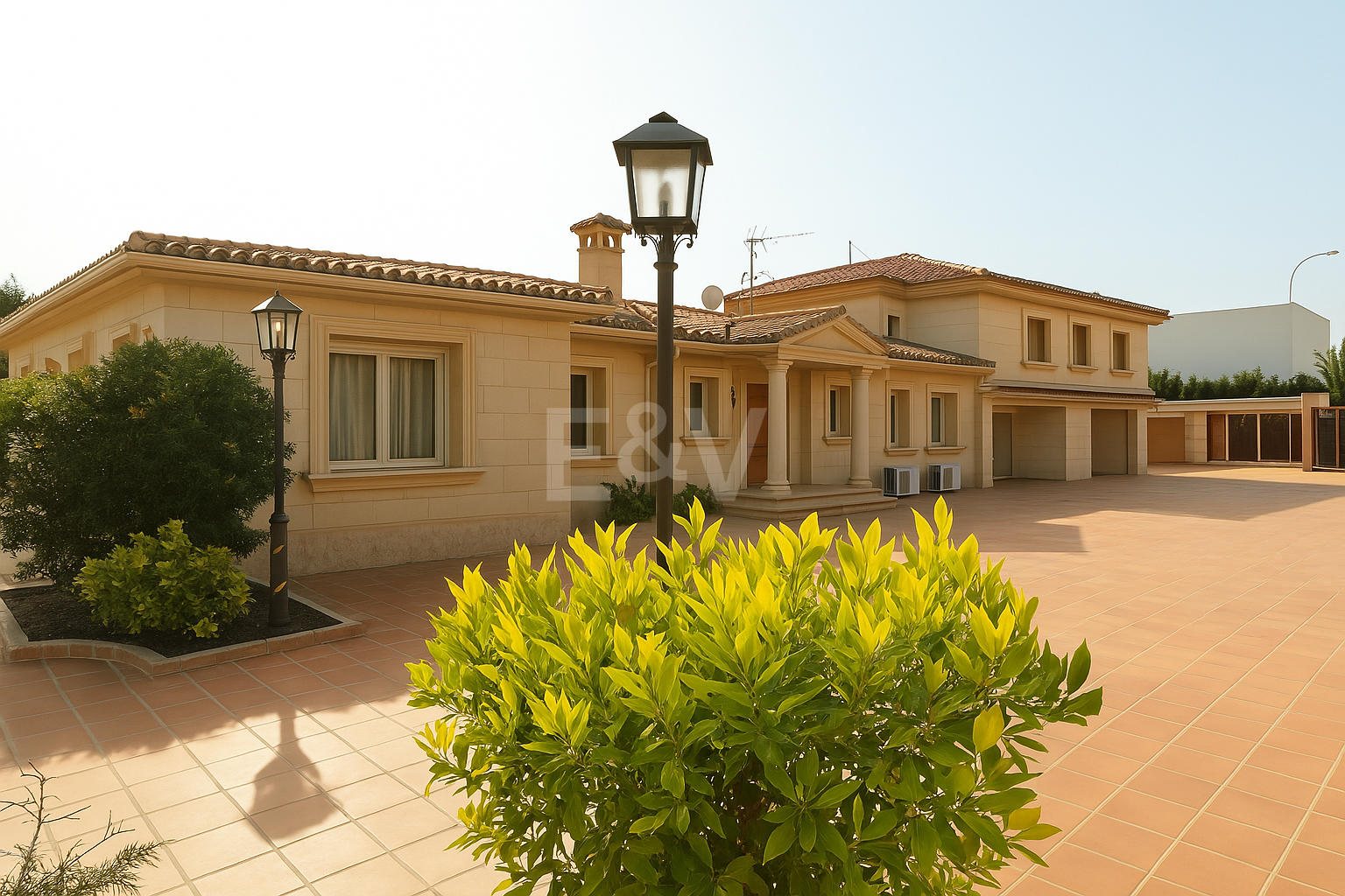 Large Estate Just 300 Meters from the Sea