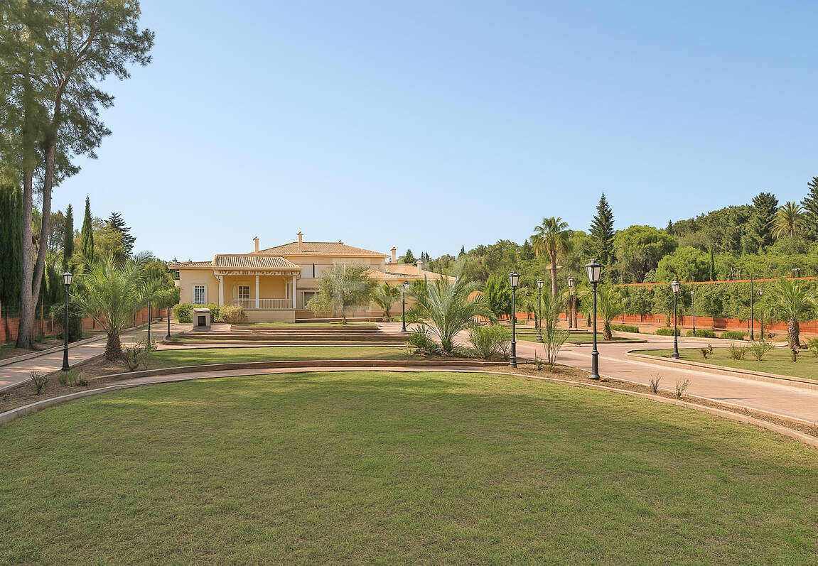 Large Estate Just 300 Meters from the Sea