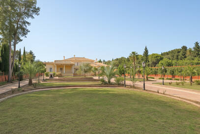 Large Estate Just 300 Meters from the Sea