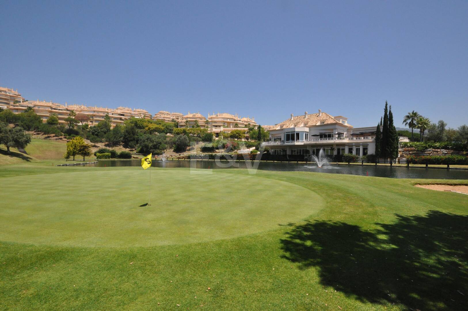 Apartamento en esquina en complejo de lujo con terraza panorámica y vista al mar