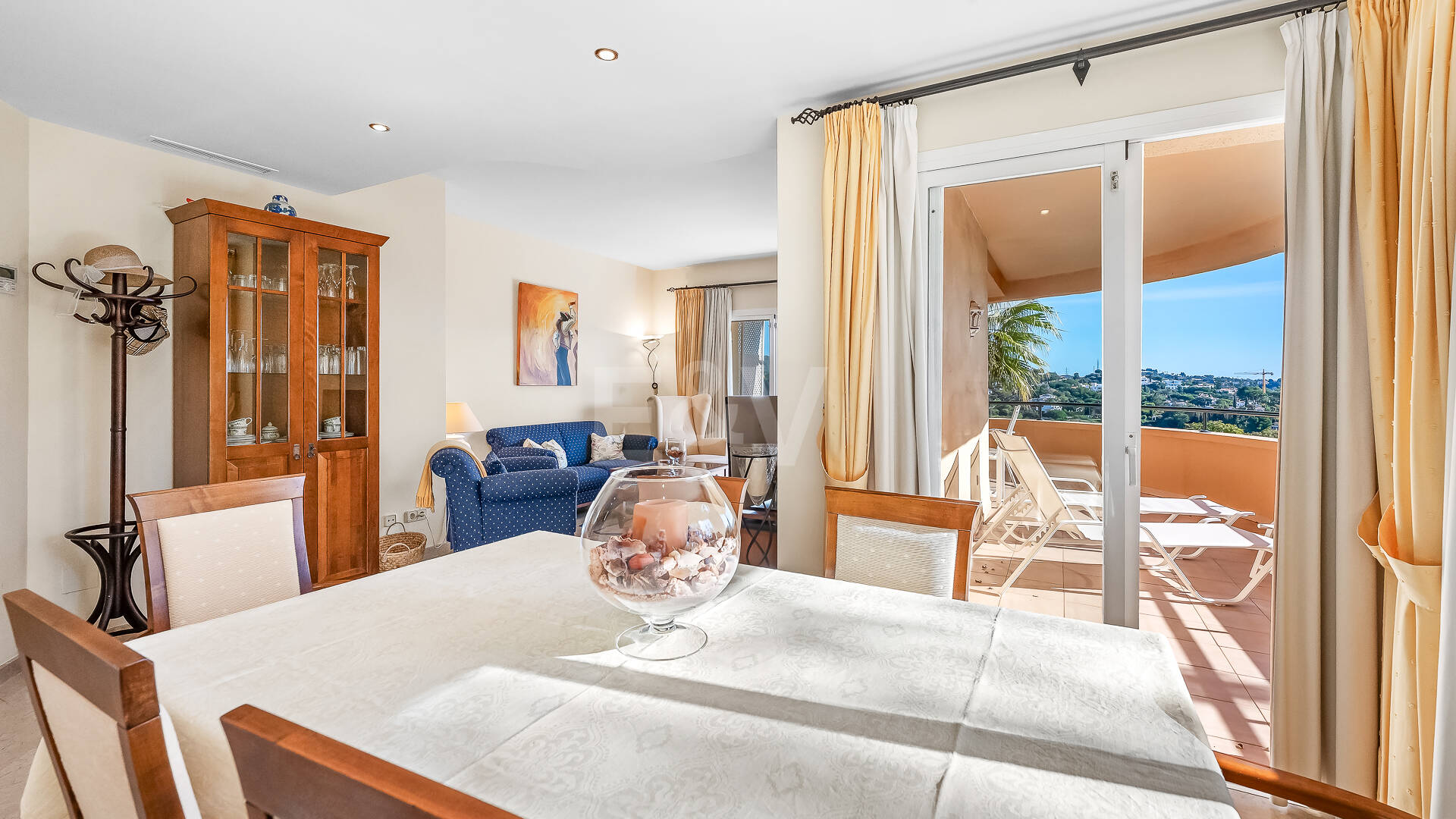 Apartamento en esquina en complejo de lujo con terraza panorámica y vista al mar