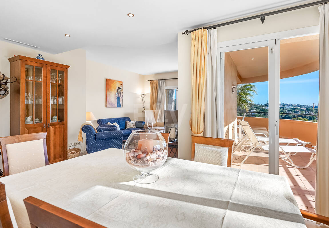 Apartamento en esquina en complejo de lujo con terraza panorámica y vista al mar