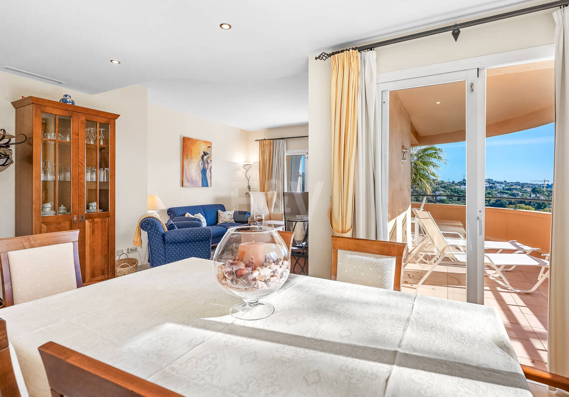 Apartamento en esquina en complejo de lujo con terraza panorámica y vista al mar