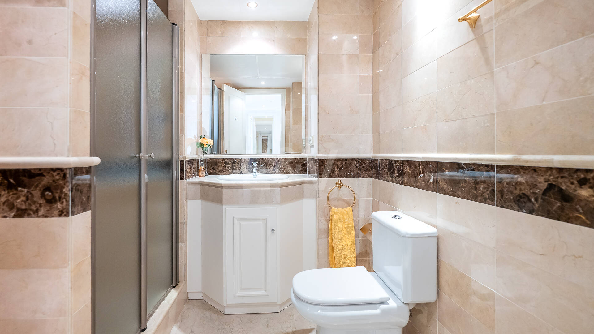 Apartamento en esquina en complejo de lujo con terraza panorámica y vista al mar