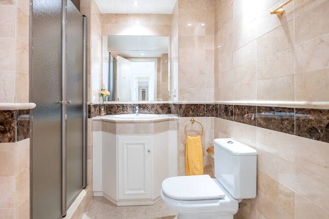 Apartamento en esquina en complejo de lujo con terraza panorámica y vista al mar