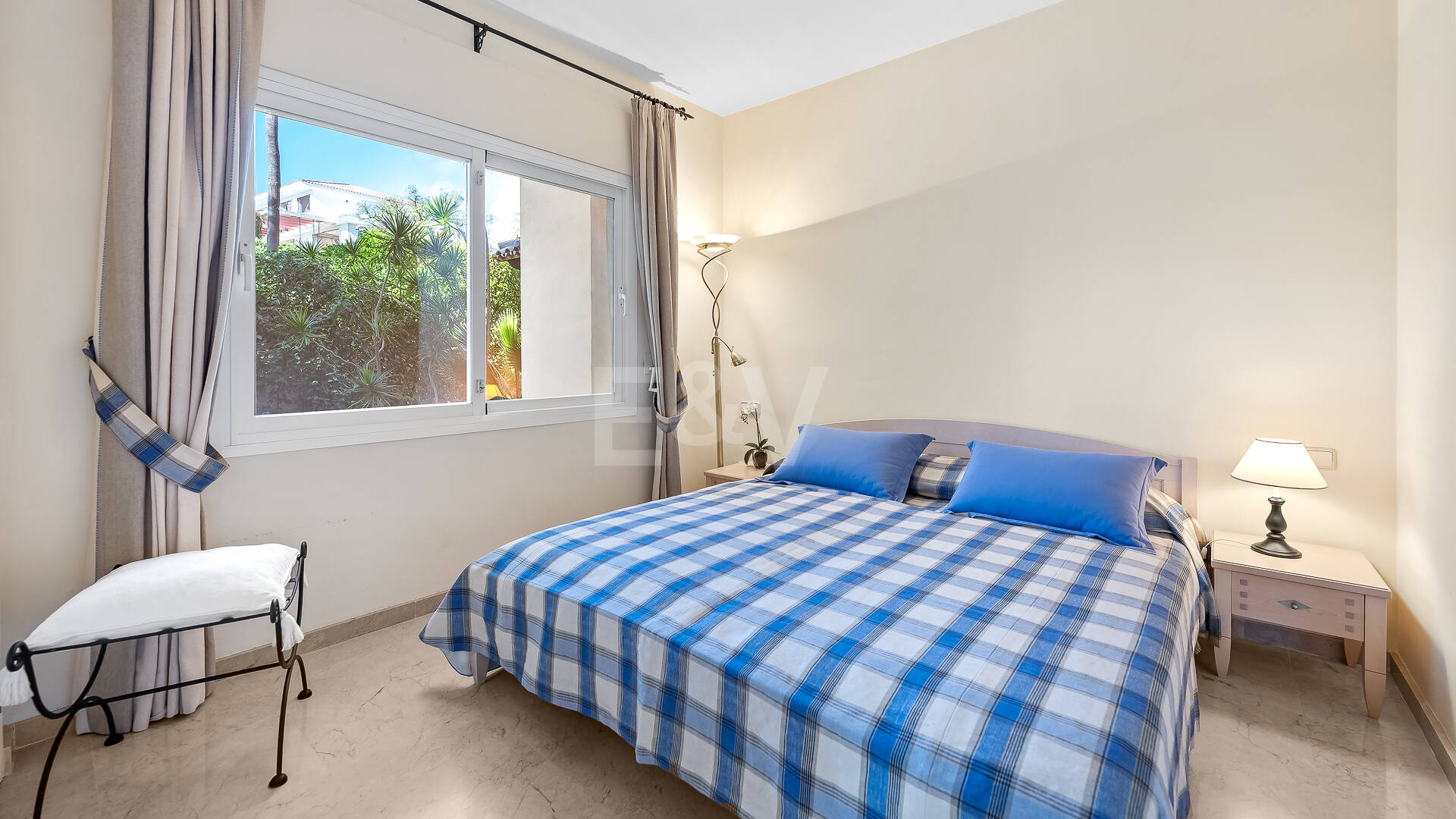 Apartamento en esquina en complejo de lujo con terraza panorámica y vista al mar