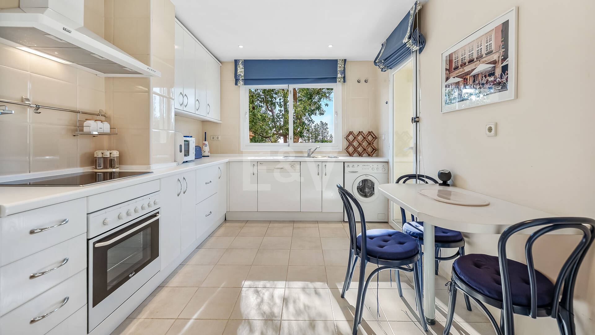 Apartamento en esquina en complejo de lujo con terraza panorámica y vista al mar