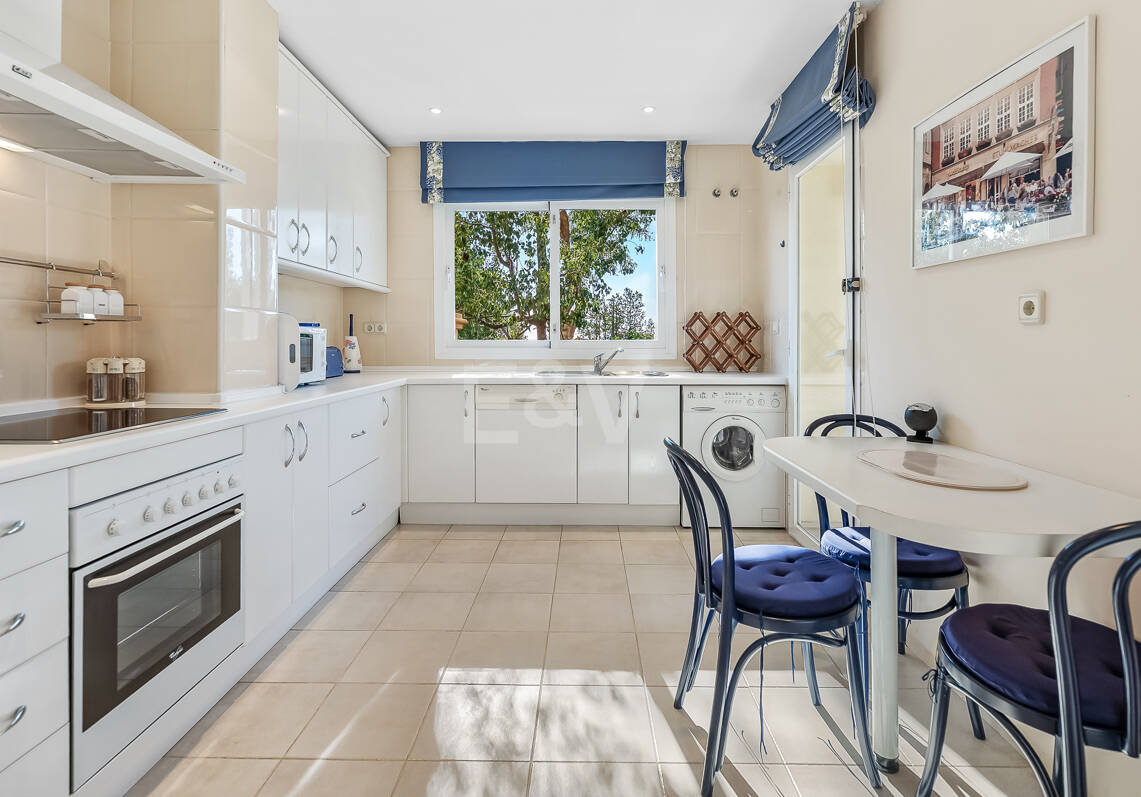 Apartamento en esquina en complejo de lujo con terraza panorámica y vista al mar