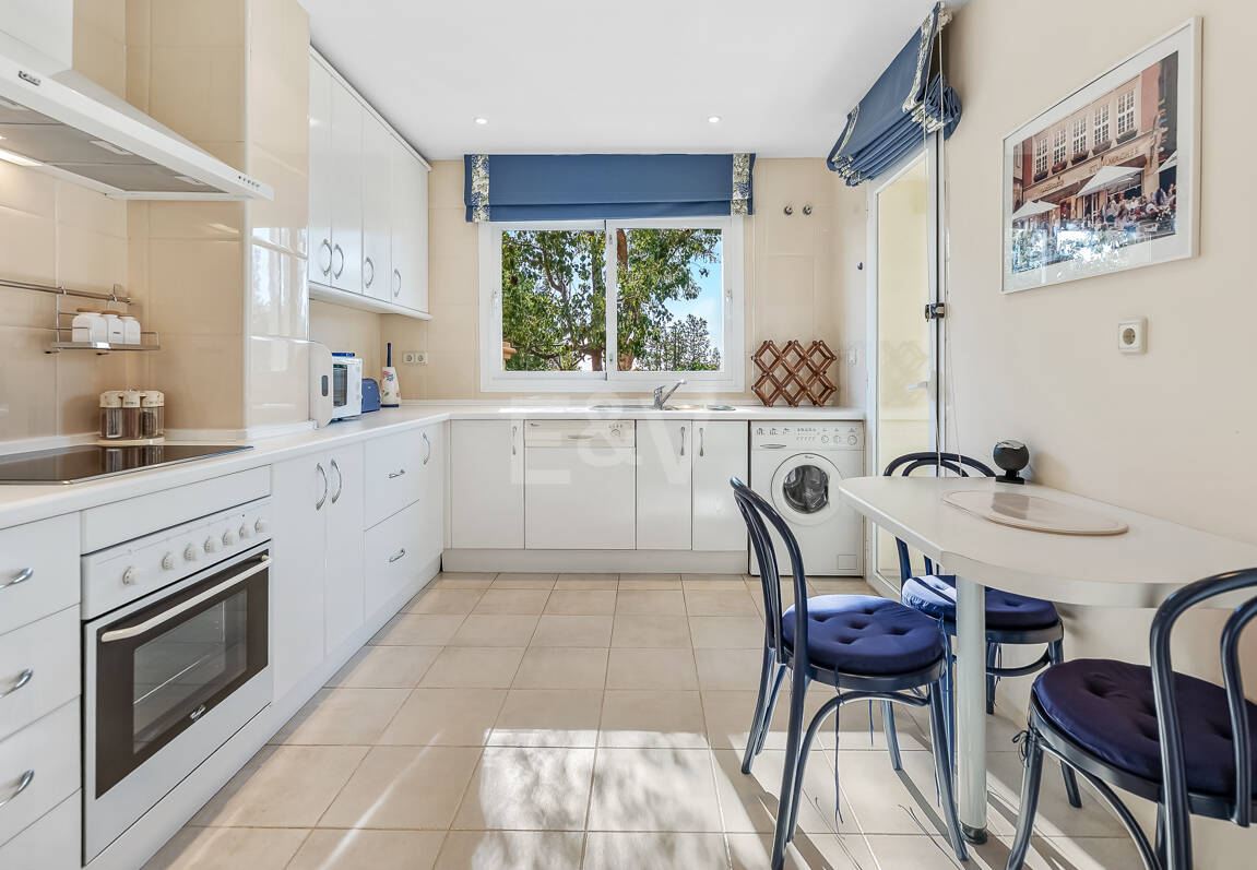 Apartamento en esquina en complejo de lujo con terraza panorámica y vista al mar