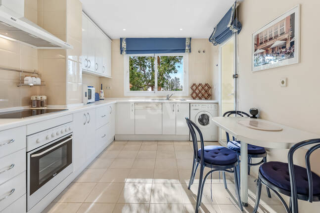 Apartamento en esquina en complejo de lujo con terraza panorámica y vista al mar