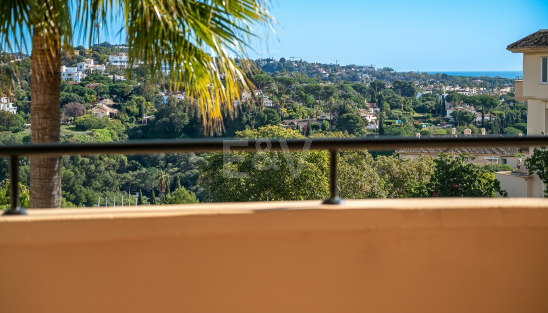 Apartamento en esquina en complejo de lujo con terraza panorámica y vista al mar