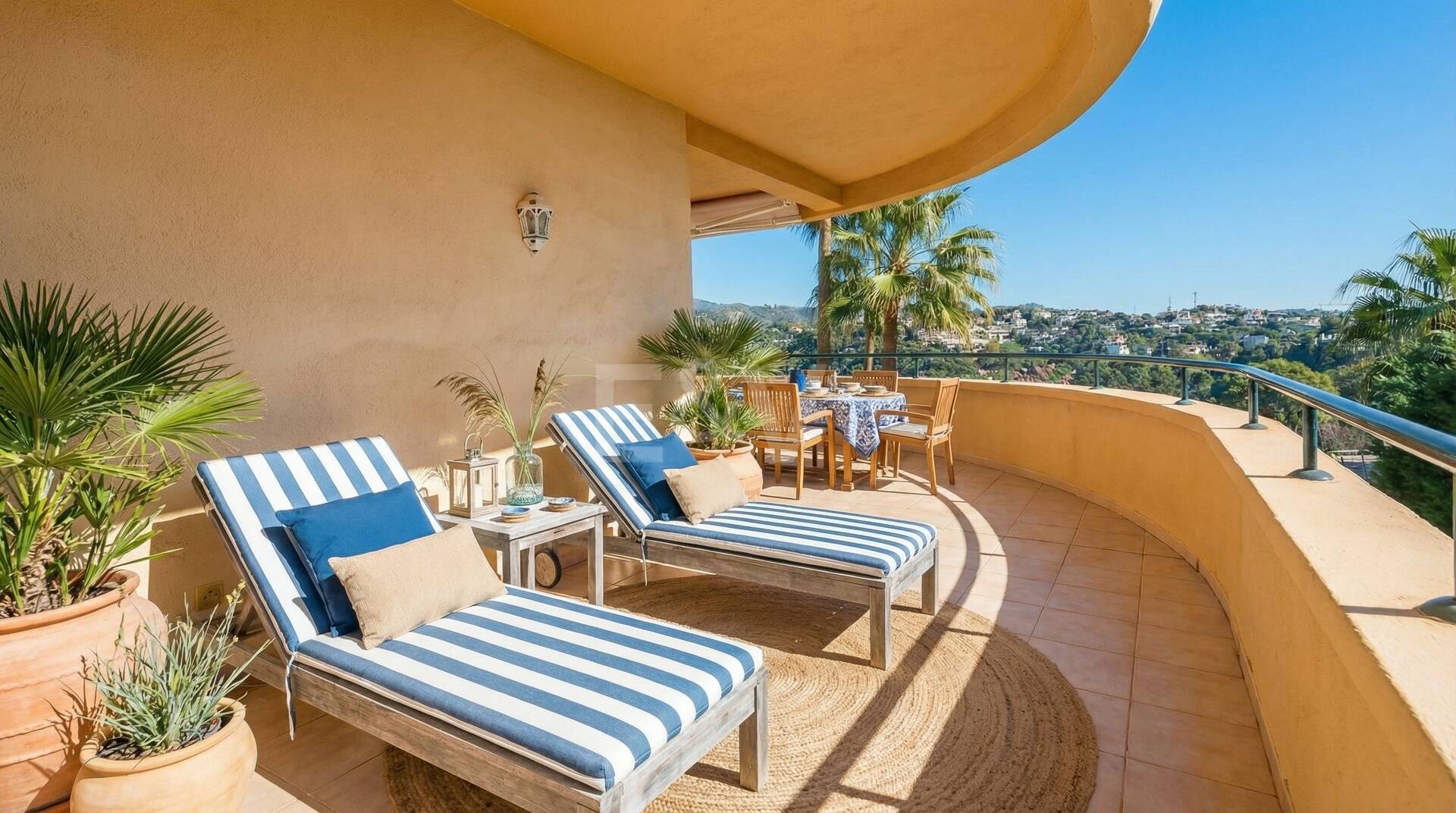 Apartamento en esquina en complejo de lujo con terraza panorámica y vista al mar