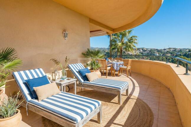 Apartamento en esquina en complejo de lujo con terraza panorámica y vista al mar