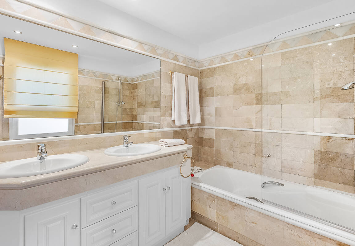 Apartamento en esquina en complejo de lujo con terraza panorámica y vista al mar