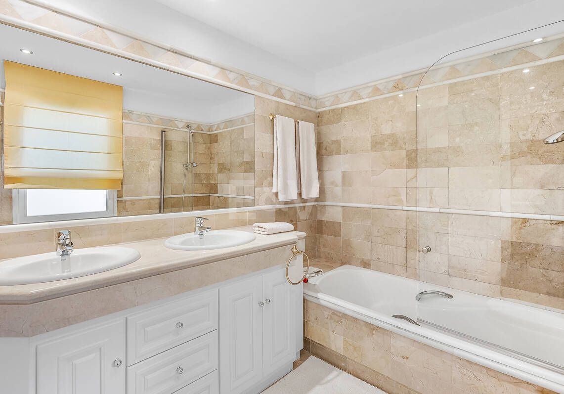 Apartamento en esquina en complejo de lujo con terraza panorámica y vista al mar