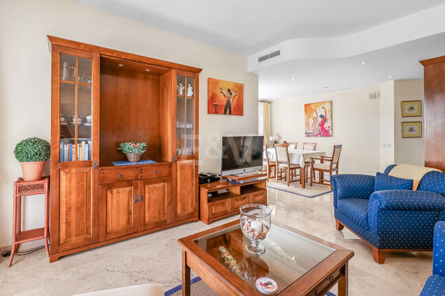 Apartamento en esquina en complejo de lujo con terraza panorámica y vista al mar