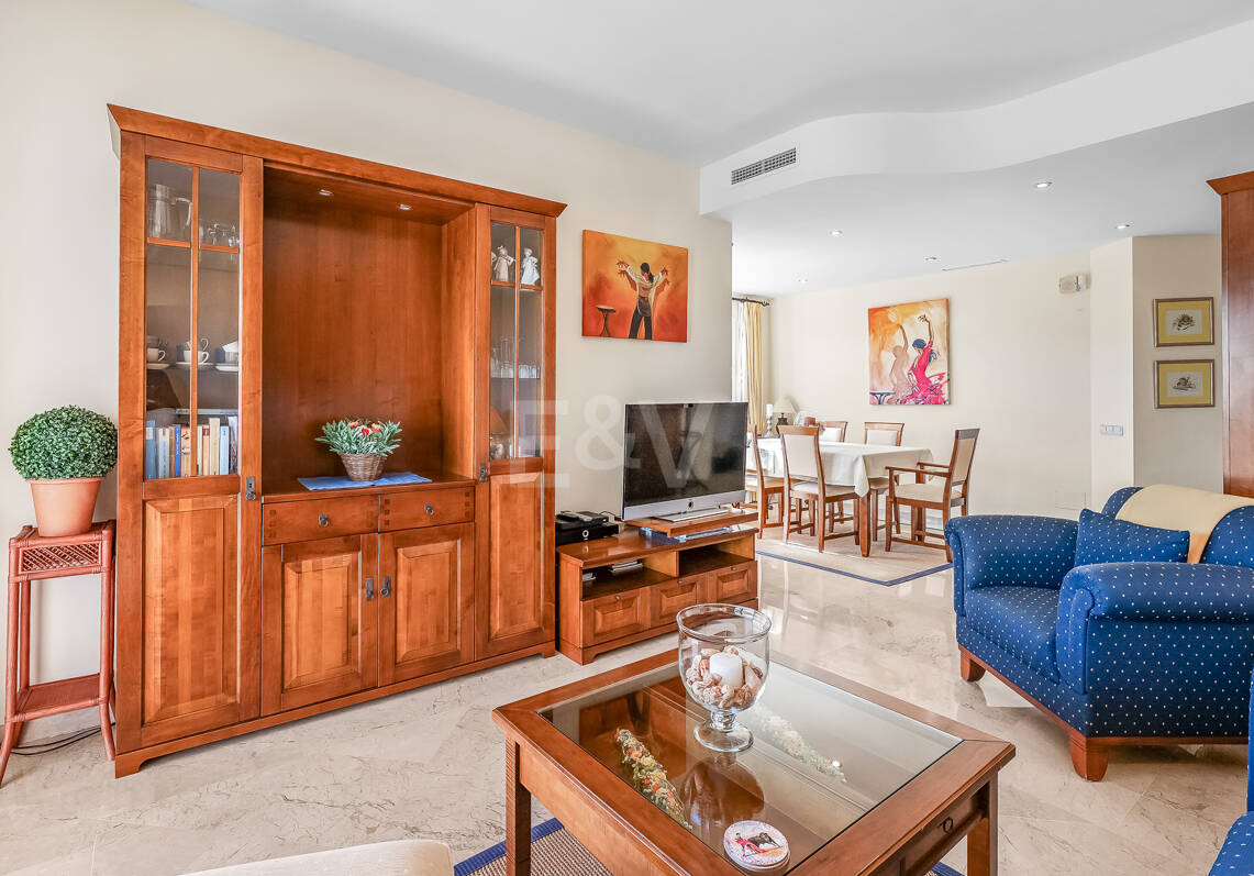 Apartamento en esquina en complejo de lujo con terraza panorámica y vista al mar