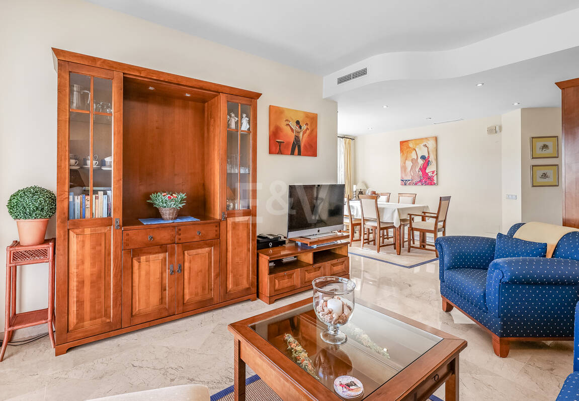 Apartamento en esquina en complejo de lujo con terraza panorámica y vista al mar